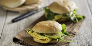 Focaccia con frittatina di cipollotti freschi e rucola