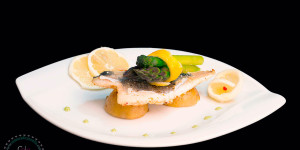 Branzino aromatizzato al limone e pepe rosa, con asparagi e patate