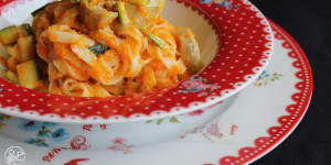 Tagliatelle con crema di zucca, zucchine e carciofini