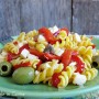 Fusilli con peperoni, olive e mozzarella