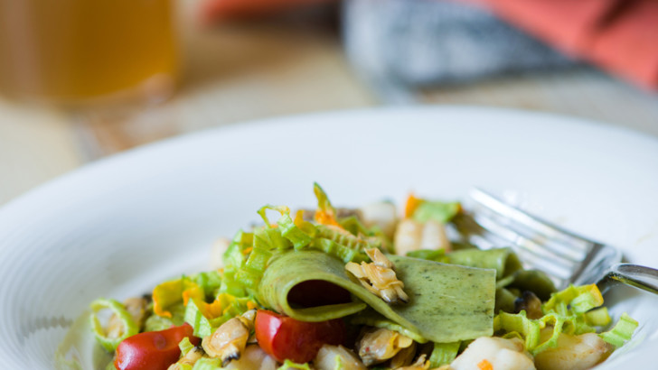 Maltagliati verdi con coda di rospo, vongole e fiori di zucca di Marco Scaglione