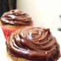 Cupcake di grano saracena con frosting al cacao senza lattosio