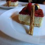 Cheesecake senza glutine di pane tostato, riso al gorgonzola e salsa ai frutti di bosco