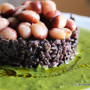 Tortino di riso nero con crema verde e fagioli badda