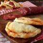 Calzoni ripieni di salsiccia piccante e mozzarella