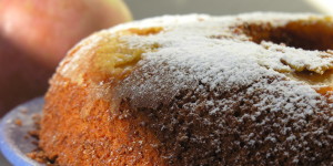 Ciambellone di mele, mais e mandorle