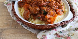 Polenta con stufato di salsiccia