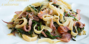 Tagliatelle con calamari e salicornia