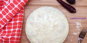 Torta di carote viola, cocco e mandorle con glassa al cioccolato bianco